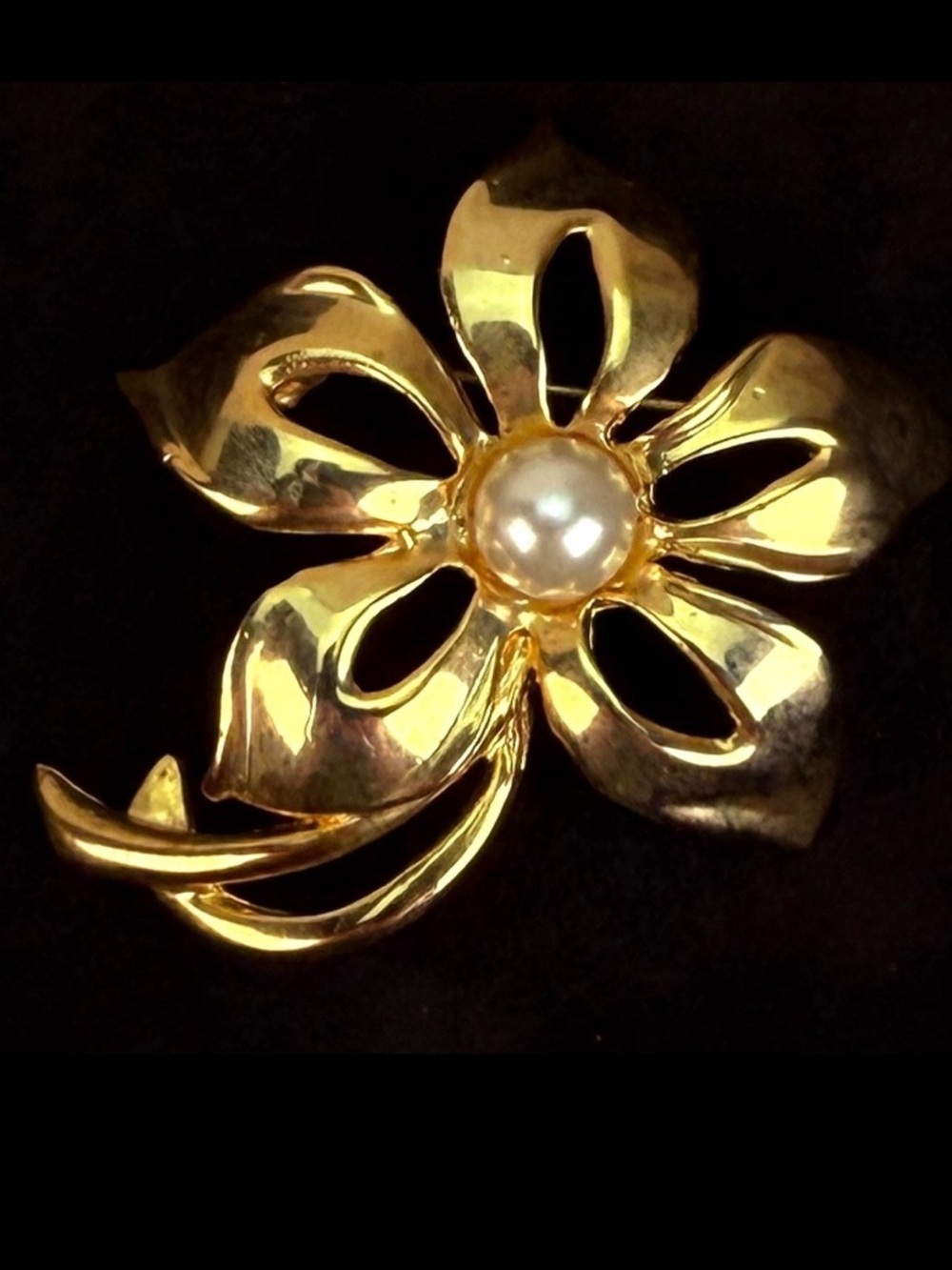 Vintage goldtone with faux pearl flower brooch pin